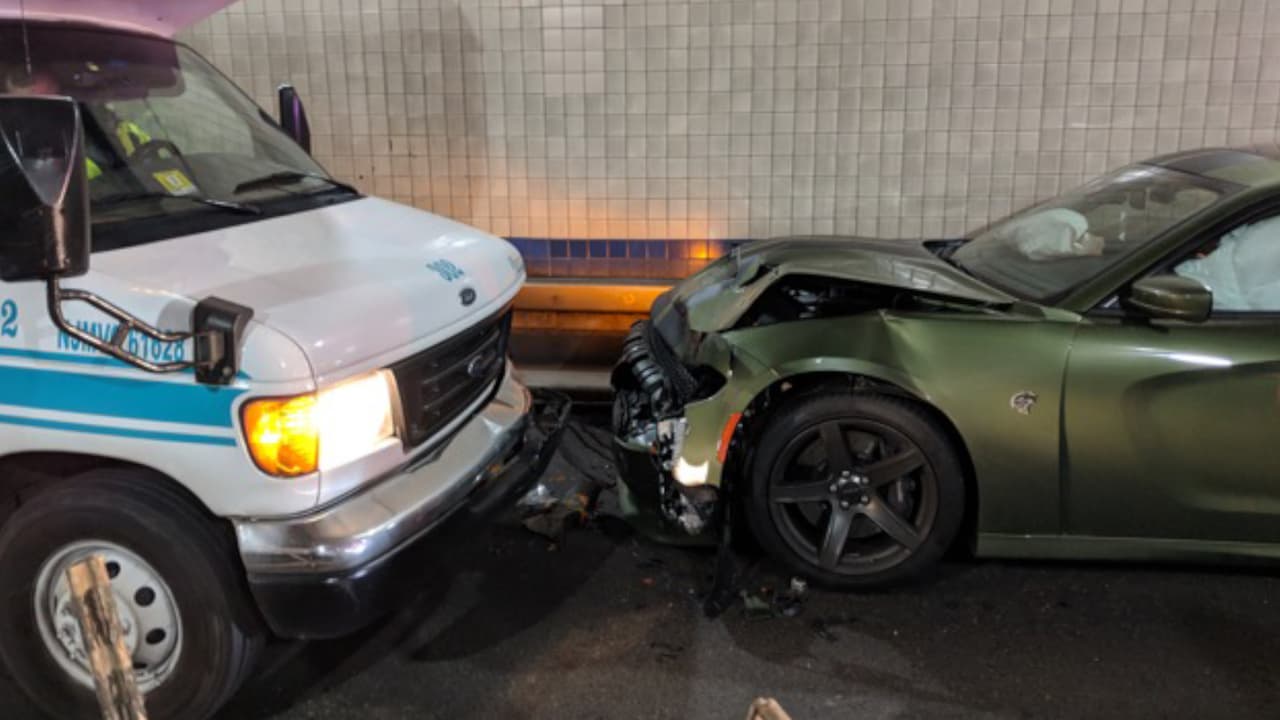 Jugador de los New York Jets choca contra un autobús al ir en sentido contrario en un túnel de Nueva Jersey