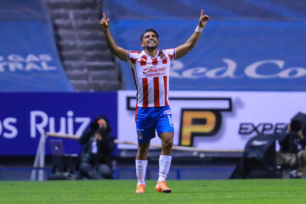 El Rebaño tuvo la primera de peligro en los botines de Oribe Peralta, Jesús Molina cobraba un penal y el gol no llegaba. Ormeño (38’) abrió el marcador con un soberbio testarazo y Miguel Ángel Ponce (47’) emparejó los cartones. En la J2, Puebla y Chivas se medirán a Cruz Azul y Toluca, respectivamente.