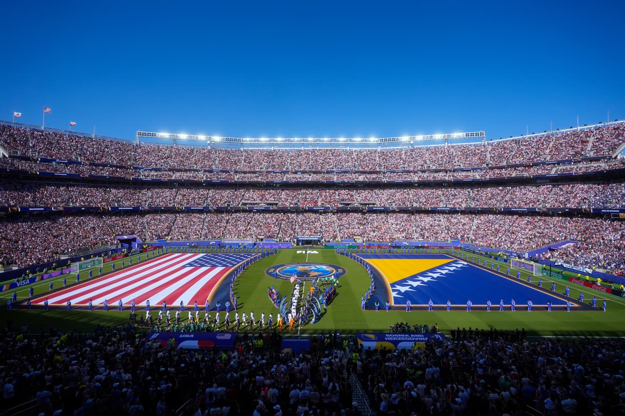 Los jugadores saltan al campo durante el partido de dieciseisavos de final de la Copa del Mundo de fútbol entre Estados Unidos y Bosnia en Santa Clara, California, cerca de San Francisco, el miércoles 1 de julio de 2026.