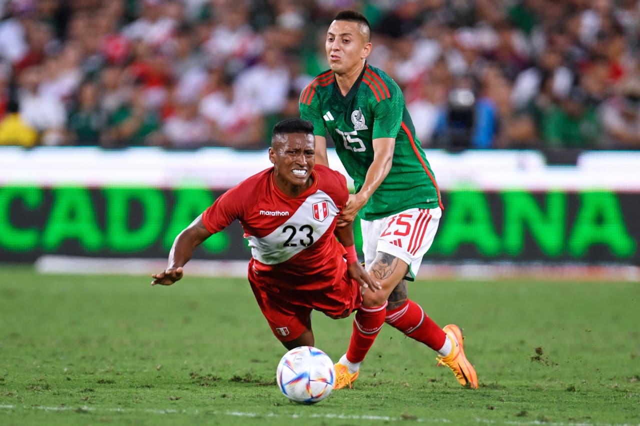 El 'Chucky' Lozano fuie el héroe en un partido apretado que se perfilaba para un empate sin goles.