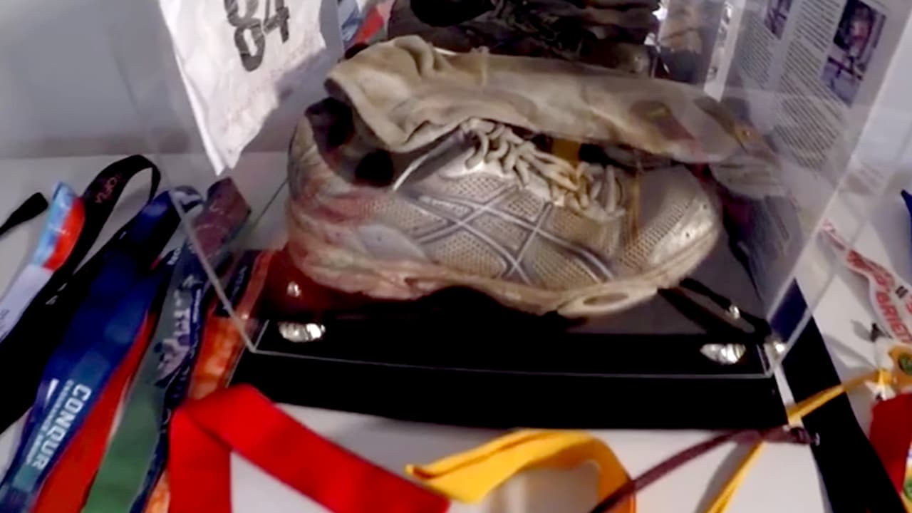 Estos son los primeros zapatos que usó Ruperto Romero para competir. Los guarda como parte de su patrimonio personal.