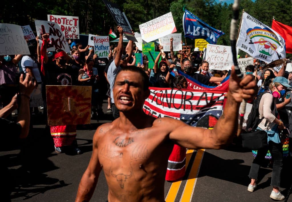 En medio del actual movimiento contra el racismo, varios grupos acudieron al lugar a protestar, entre ellos nativos americanos.