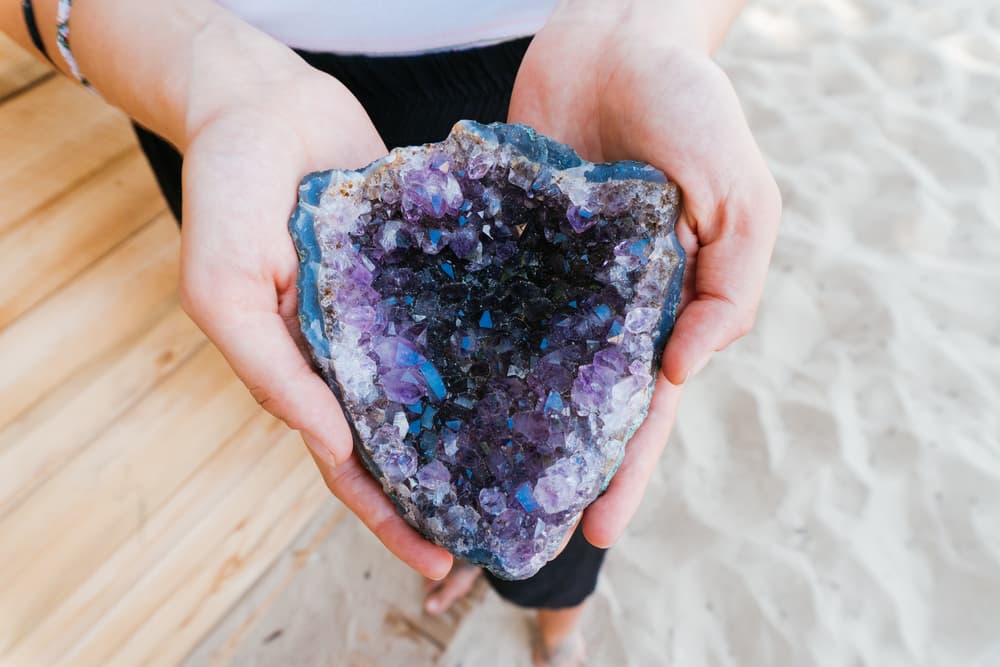 Y si no tienes nada de eso entonces procura tener algunas flores y proponerte comprar algún cristal de cuarzo para el próximo año y cuando lo tengas limpiarlo y colocarlo en alto el resto del año chino.