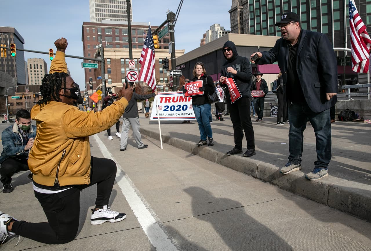 Los partidarios del presidente Donald Trump discuten con un manifestante contrario el jueves en Detroit, Michigan, dos días después de haberse celebrado las elecciones. Joe Biden fue declarado el miércoles ganador del estado.