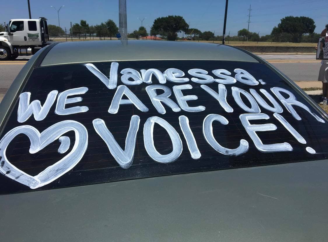 Con mensajes de apoyo escritos en los parabrisas de los autos, los participantes alzaban la voz para pedir justicia tras el asesinato de Guillén