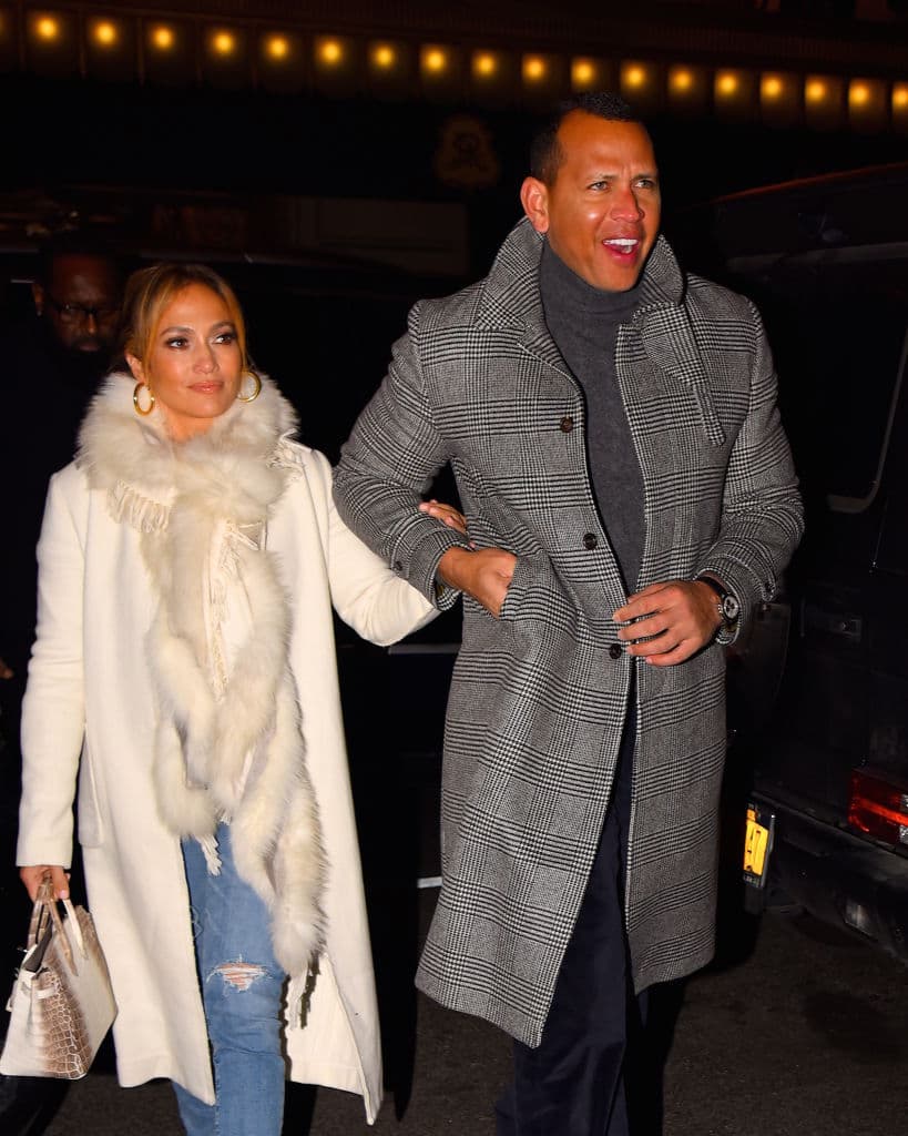 "No pasa nada, yo sé cuál es la verdad, yo sé quién es él (Alex Rodríguez), él también sabe quién soy yo, estamos felices", dijo respecto su relación.