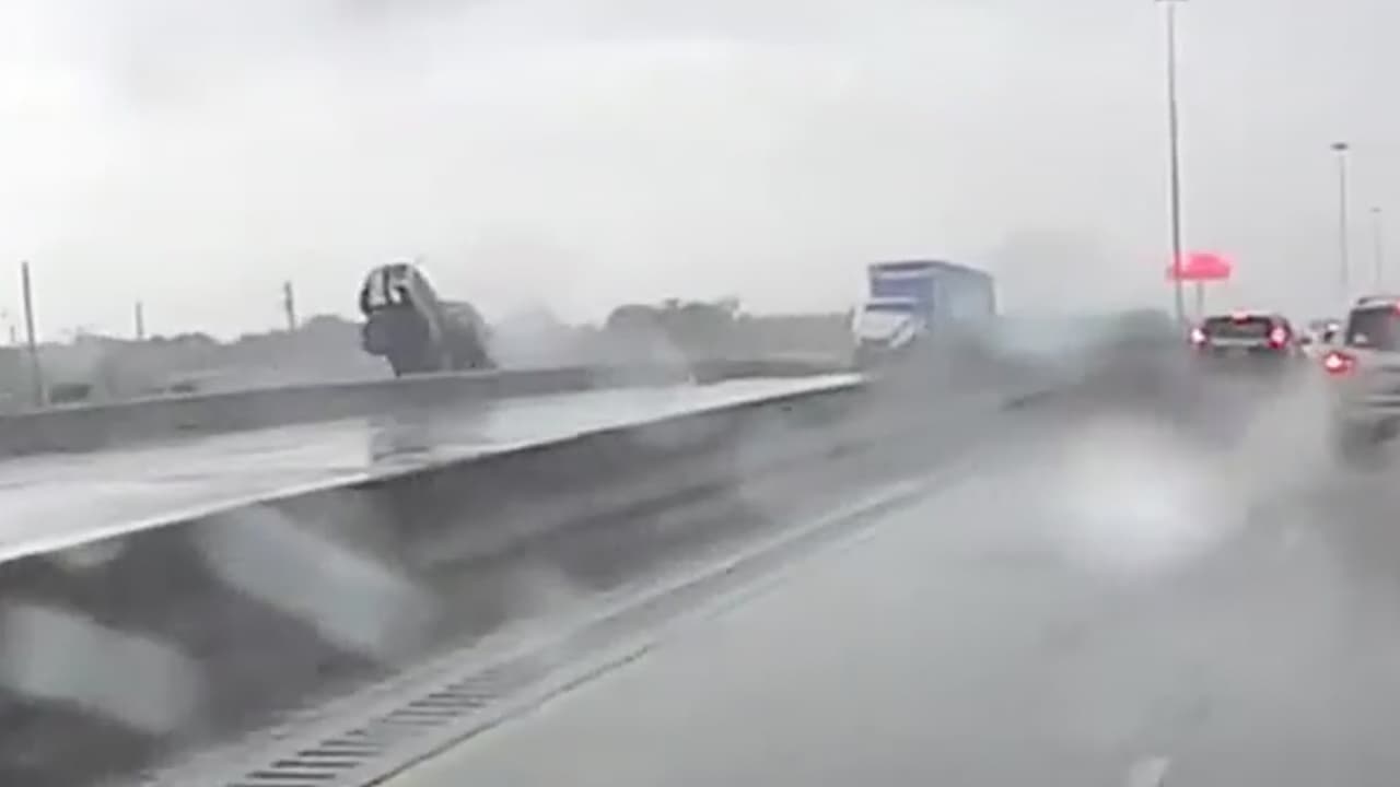 El accidente ocurrió alrededor de las 3:00 pm en la autopista 225 y Red Bluff Road, al sureste de la ciudad de Houston.