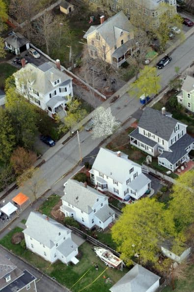 Frente a la casa de Dave Henneberry, sobre la calle Franklin ubicada en una zona tranquila de Watertown, cámaras de televisión y curiosos se apelmazan contra el cordón amarillo instalado por la policía para impedir el acceso al jardín de la casa.