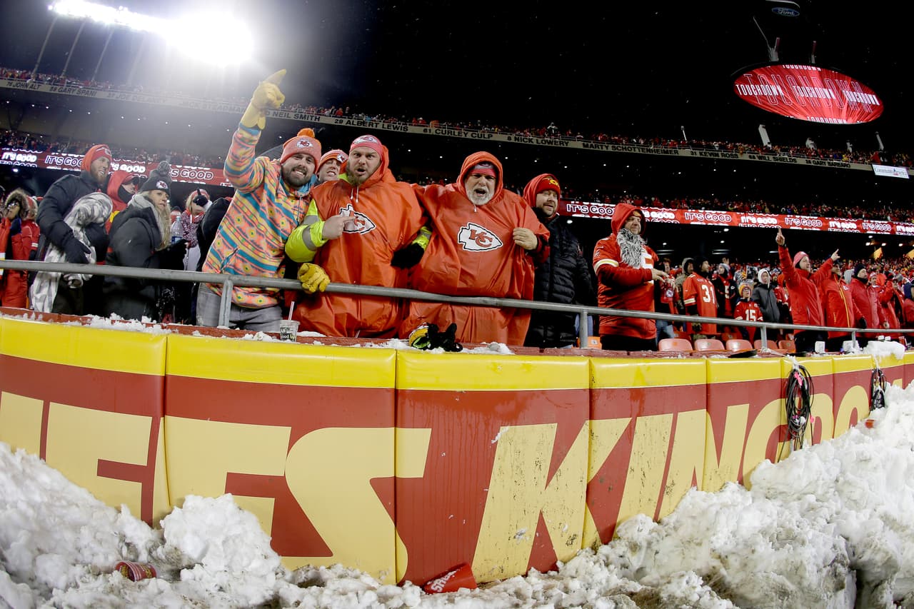Los fanáticos de Kansas City Chiefs vivieron el partido con intensidad y mucho color.