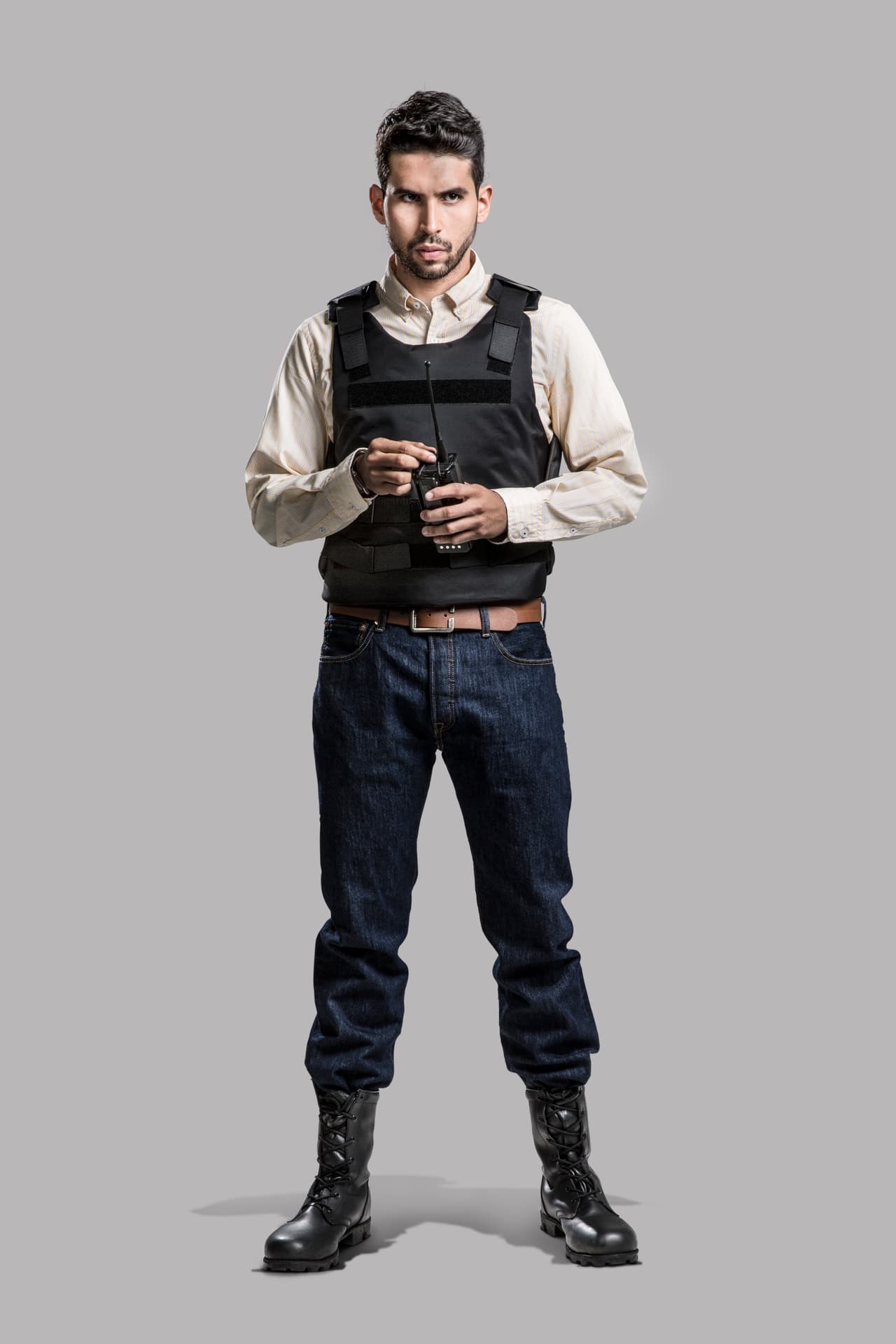 Constantemente entra en conflicto con sus padres porque ellosno desean que él siga los pasos de Hernán papá ni del abuelo.