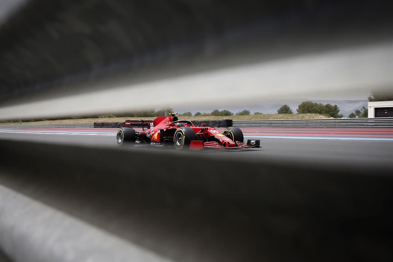 Sergio 'Checo' Pérez logra subir al podio en la Formula 1 junto a su compañero de Red Bull, Max Verstappen, y Lewis Hamilton. El mexicano llegó en tercera posición, mientas que el piloto británico se adjudicó la segunda plaza. El neerlandés fue campeón del Gran Premio de Francia y fue nombrado piloto del día.