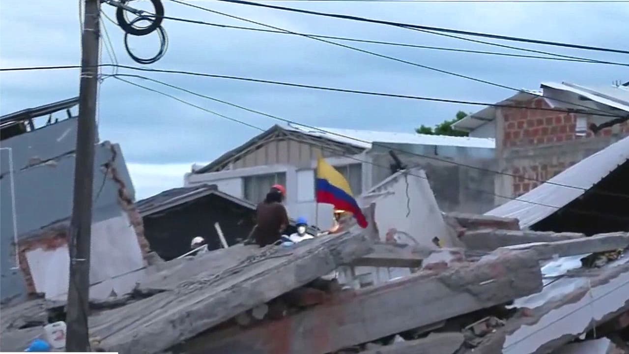 Bandera colombiana es izada en señal de esperanza ante posible rescate de un sobreviviente del terremoto