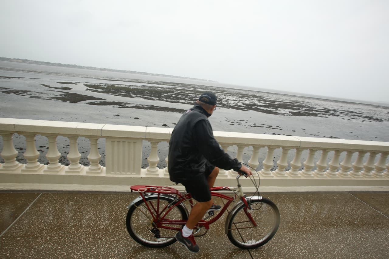 El Centro Nacional de Huracanes indicó que el ciclón, ahora con categoría 3, tocó tierra en Marco Island hacia a las 3:30 pm