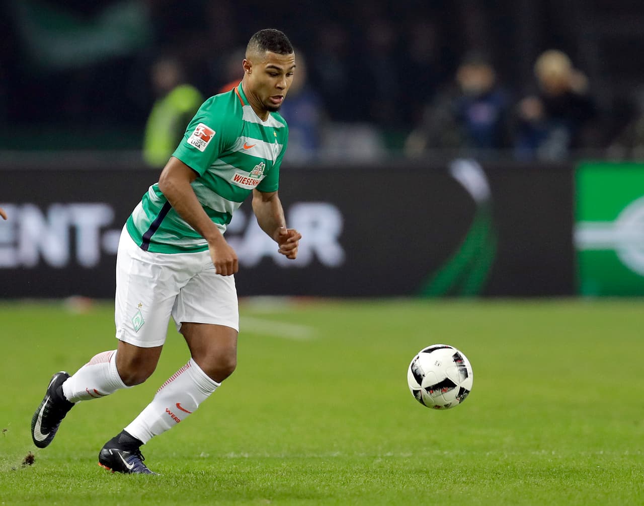 El extremo Serge Gnabry del Werder Bremen sería uno de los fichajes estrella del RB Leipzig para la siguiente temporada en busca de un buen papel en el ámbito europeo.