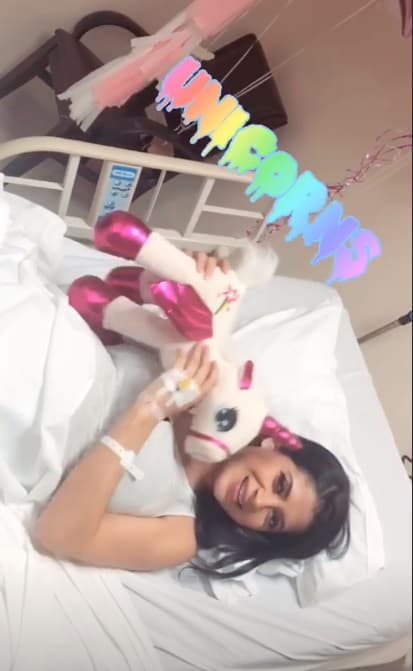 Kimberly emocionada, unos minutos antes del nacimiento de su primer hija en común con el líder de La Trakalosa.