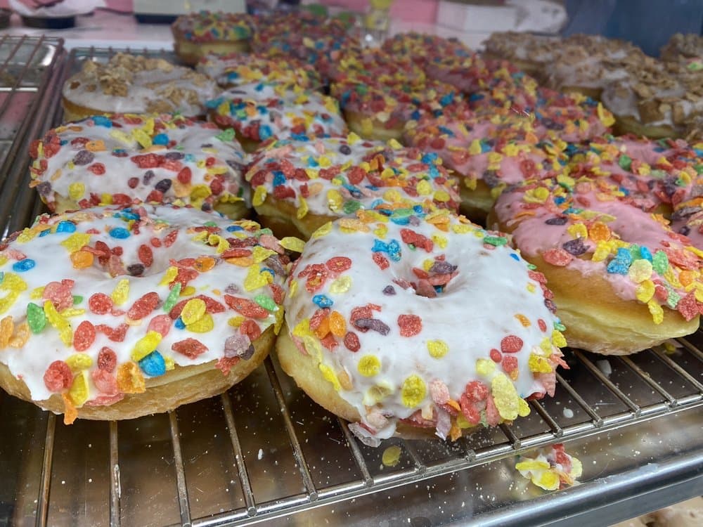 <b>Heritage Donuts </b>
<br>Dirección: 1040 Forestville Rd Ste 132 Wake Forest, NC 27587
<br>Teléfono: (919) 435-8304
<br>
<b><a href="https://www.yelp.com/map/heritage-donuts-wake-forest">Cómo llegar</a></b>
<br>
<br>Una usuaria de Yelp dijo: “Tantas opciones para elegir. Tienen una sección de bebidas, café y más junto con un puñado de mesas si quieres comer allí. Vale cada caloría”.