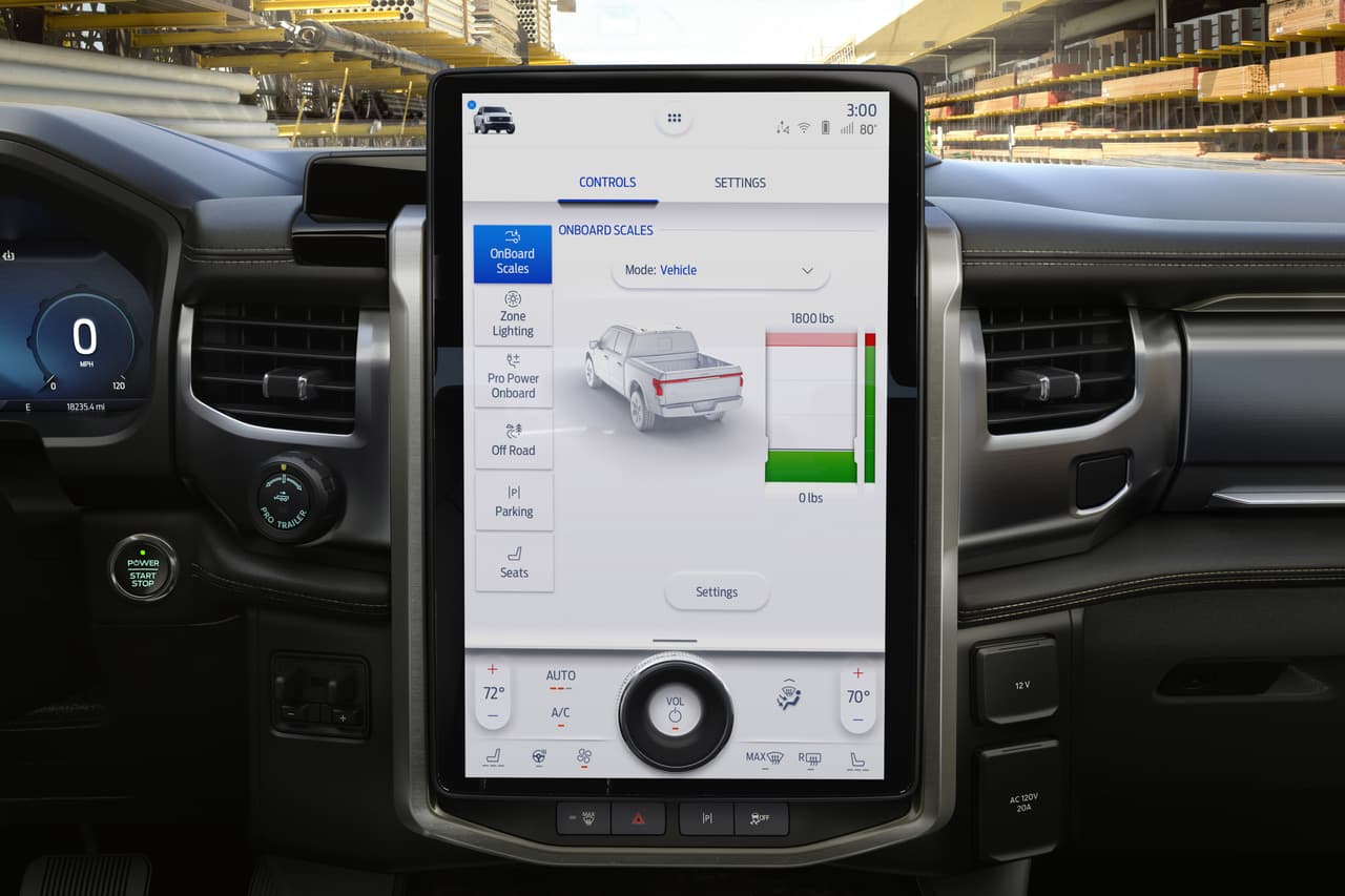 Entre los otros elementos que convierten a la F-150 Lightning en prácticamente una navaja suiza se encuentran: las básculas integradas para medir el peso de la carga útil, el sistema BlueCruise de conducción manos libre en más de 100,000 millas de carretera y la aplicación Phone As A Key que permite abrir, cerrar y arrancar la camioneta a través del teléfono incluso sin tener que sacarlo del bolsillo.