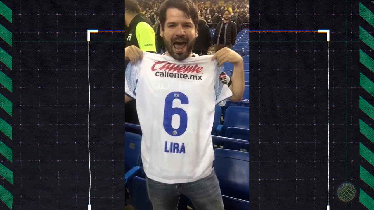 Erik Lira regala playera de Cruz Azul a fan de Pumas y lo hace enloquecer