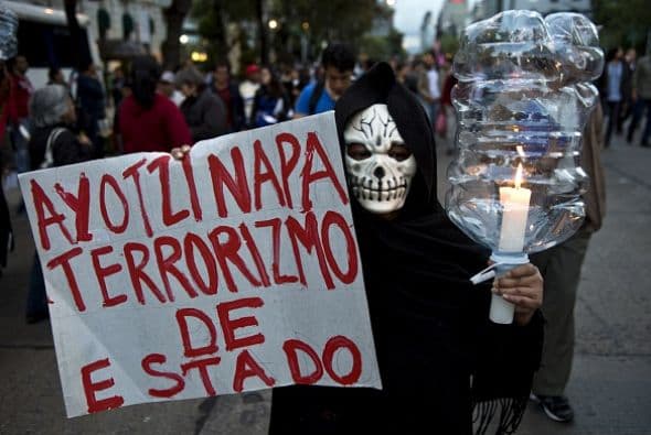 Varias personas portaban disfraces, algunos de ellos simulando a la muerte.