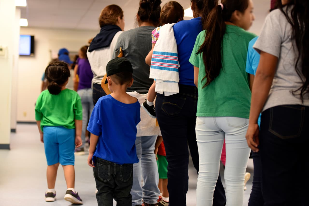 Corte ordena liberar a los niños migrantes detenidos en cárceles familiares de ICE