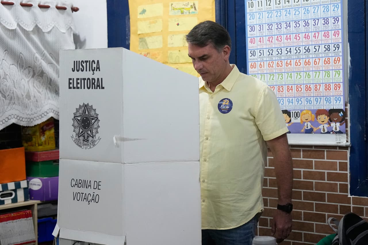 El senador Flavio Bolsonaro, candidato presidencial de la oposición, vota en la segunda vuelta de las elecciones presidenciales en Río de Janeiro, el domingo 25 de octubre de 2026.