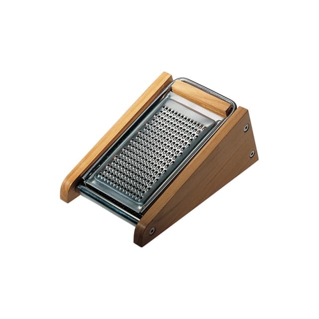 Aunque los diseños de Alessi se han enfocado en materiales y diseños contemporáneos tienen una colección de utensilios que usan algo más tradicional como la madera. Este rallador, para queso o alimentos, lo ejemplifica. | 
<b>De venta en:</b> 
<b><a href=" http://www.alessi.com">Alessi, </a></b>$110
<br>
<br> 
<br>