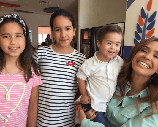 Sus hijas estuvieron junto a ella, descubriendo sonrisas que llenan el alma.