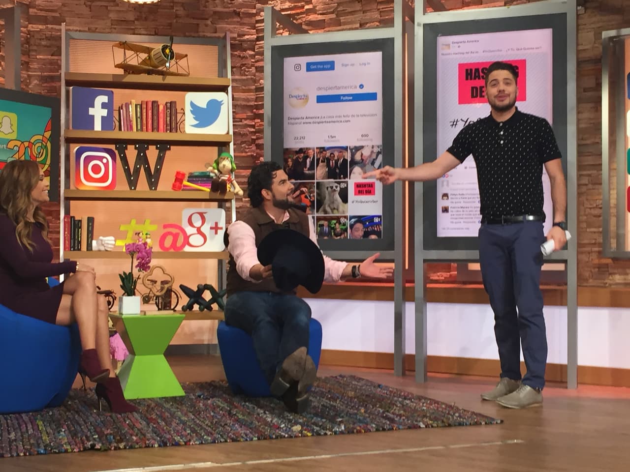 Karla Martínez y William Valdés invitaron a Jerry Bazúa a echar el chisme en el Rincón Social.