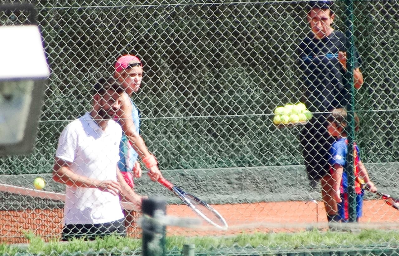 Vimos que Milan ya sabe cómo agarrar la raqueta.