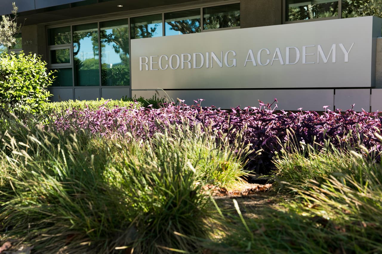 La demandante también señaló que fue dada de baja administrativa por tres semanas, después de enviar un correo electrónico al director de recursos humanos de la Academia, donde acusó numerosas denuncias contra el liderazgo históricamente masculino de la institución.