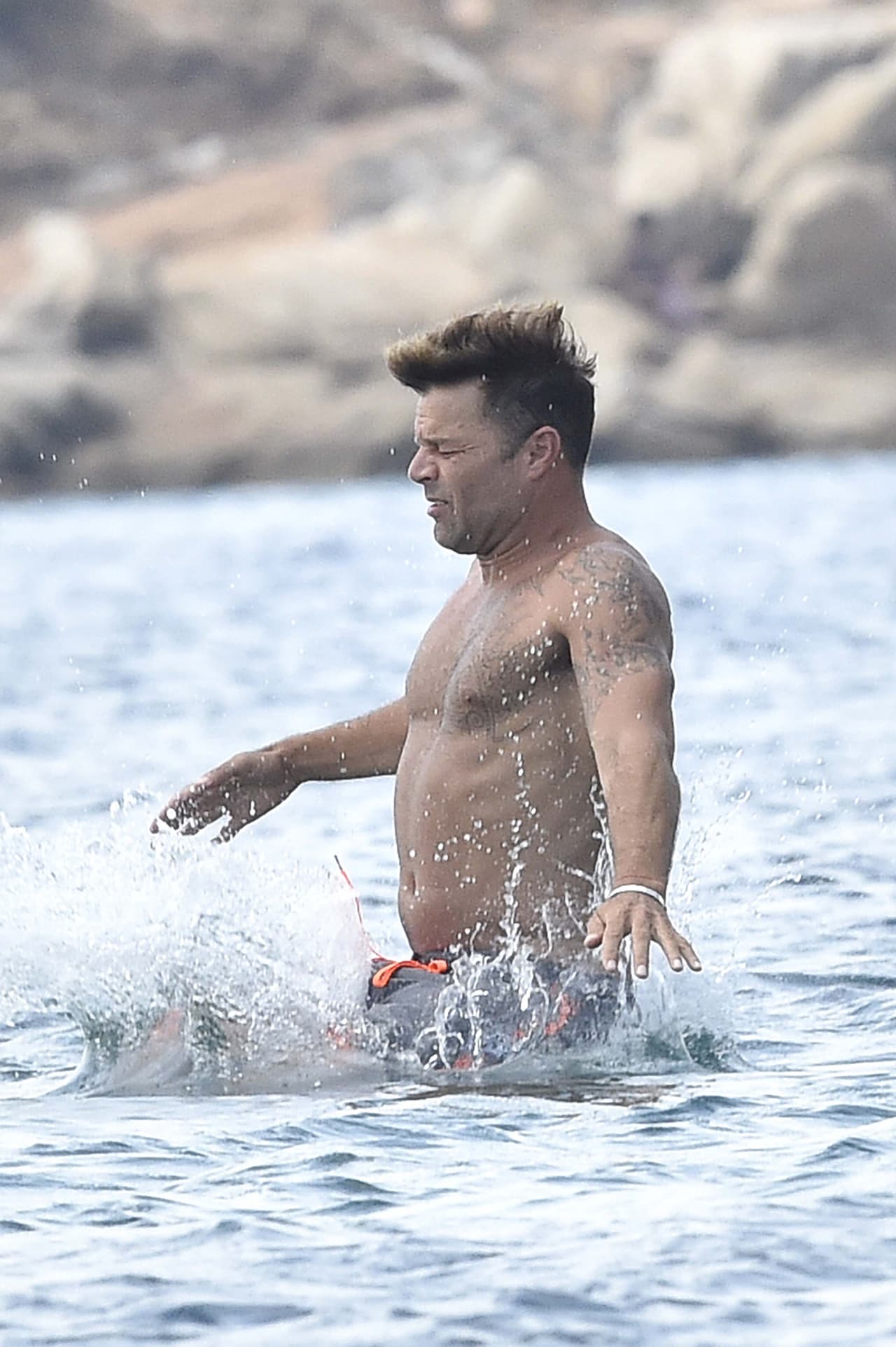 Ricky se lanzó al mar.