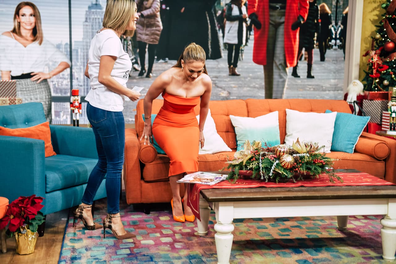 De hecho, en cuanto tomó asiento notamos que el vestido le implicaba algunas dificultades de movimiento.