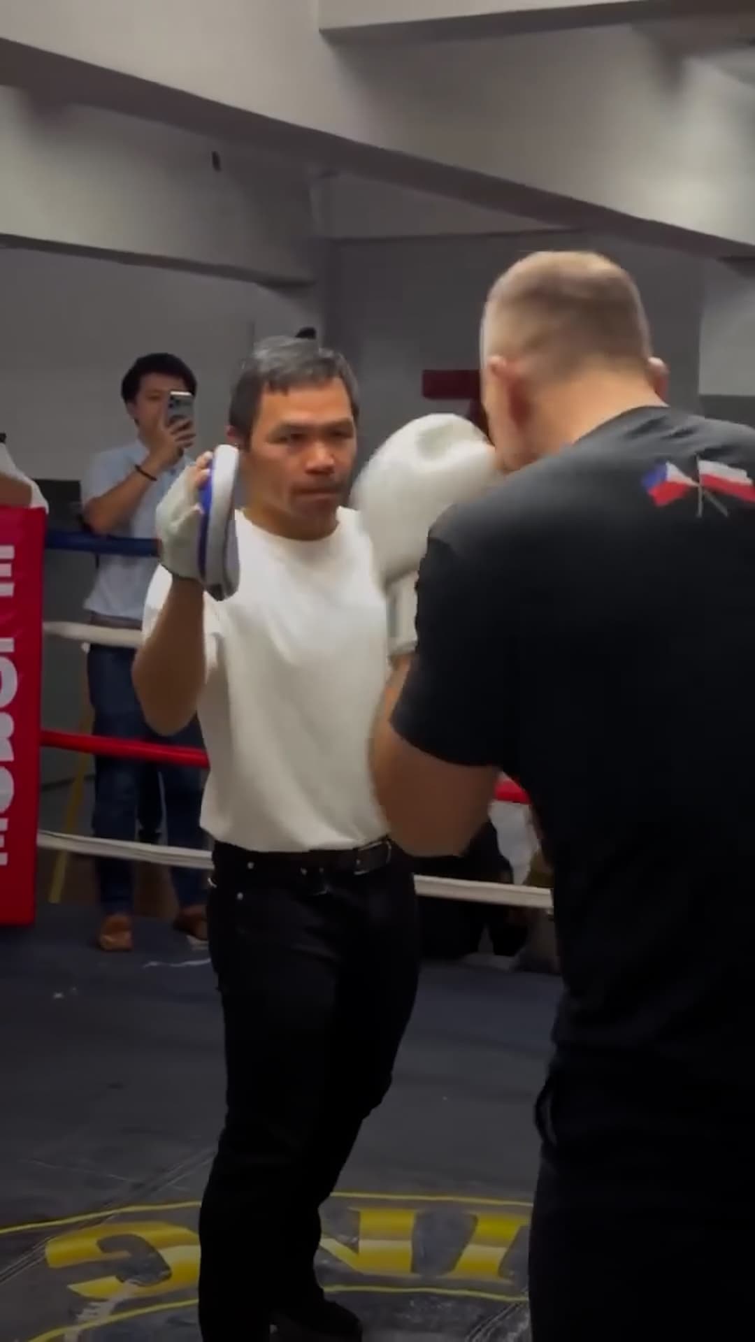 Presidente de Polonia Boxea con Manny Pacquiao