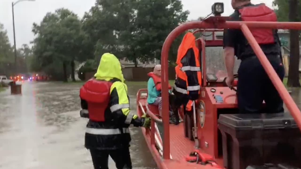 La Cruz Roja abrió un refugio en la Primera Iglesia Bautista de Kingswood en el 3500 de la calle Woodland Hills Dr. Los residentes de Kingwood que requieran información pueden llamar al 311.