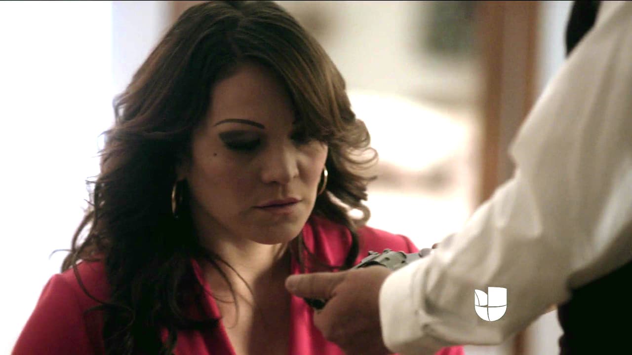 Al salir de los premios un coche extraño siguió a Jenni y a su equipo, así Pete decidió darle una pistola a Jenni para defenderse en caso de peligro.