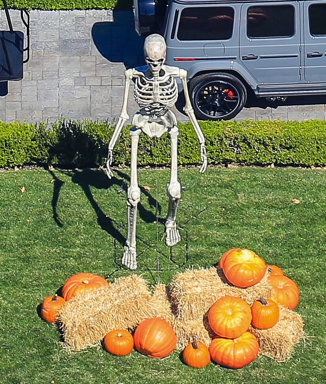 Así, con terroríficas y grandes estructuras, las Kardashian se alistan para la gran noche de brujas de este año. 
<br>