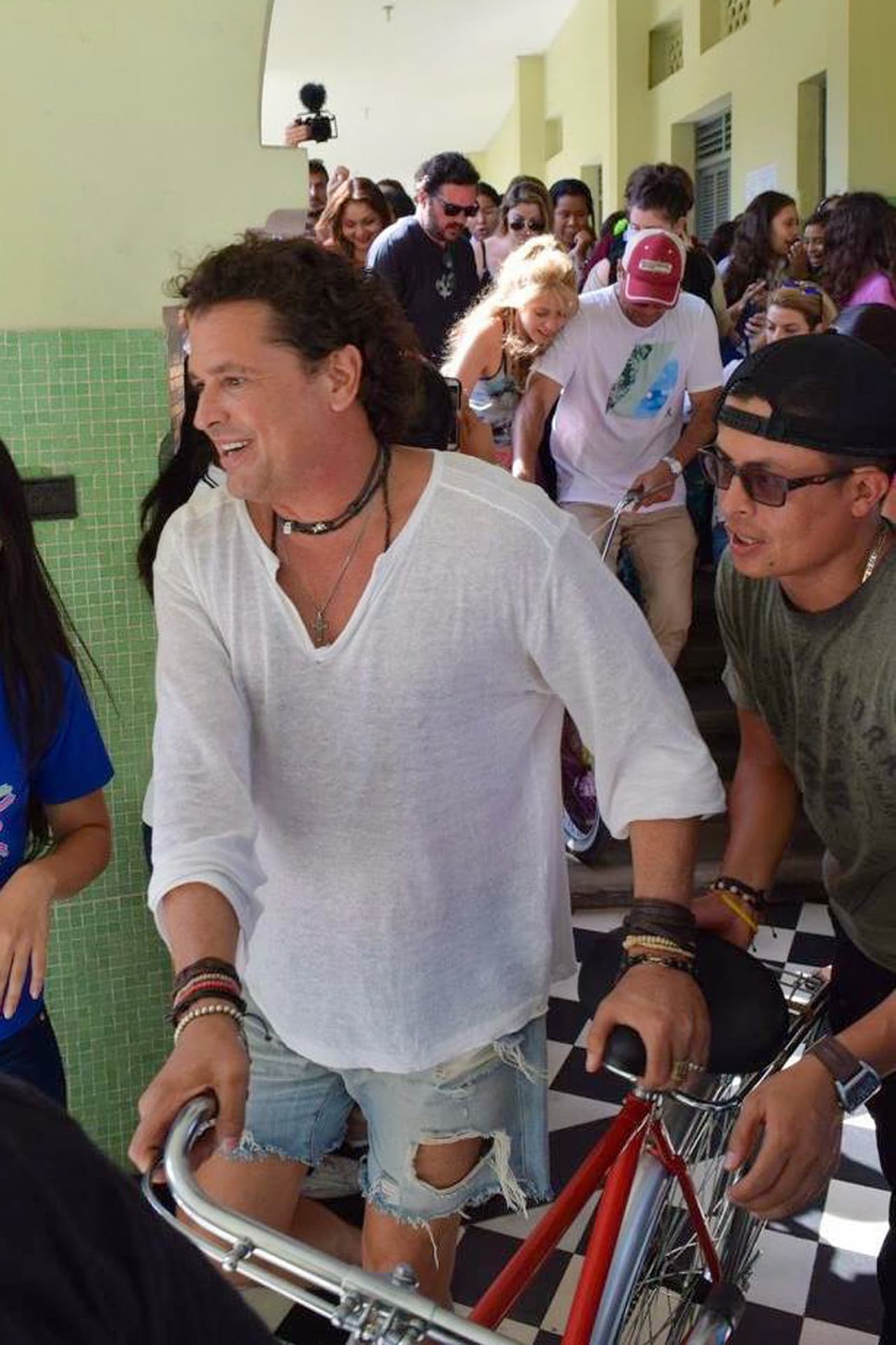 <b><span class="cms-h3-H3">REENCUENTRO CON SU PUEBLO.</span></b> También fuimos testigos de cómo se sentían en casa, recorriendo sus caminos y andando por los sitios que desde niños seguro recorrían.