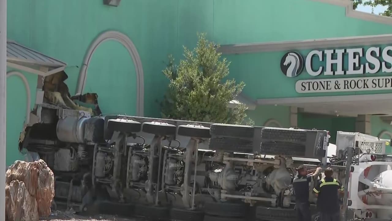 Camión que transportaba cemento en Dallas choca contra un negocio y se vuelca: "Fue como una bomba"