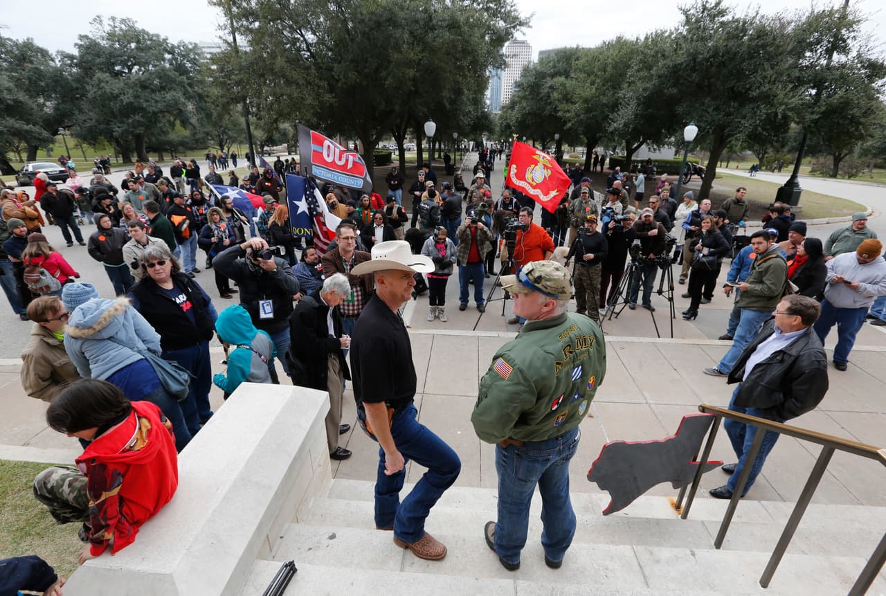 Decenas de activistas en favor del porte de armas se reunieron en el Capitolio de Texas el primer día del año para mostrar su apoyo a dicha legislación.