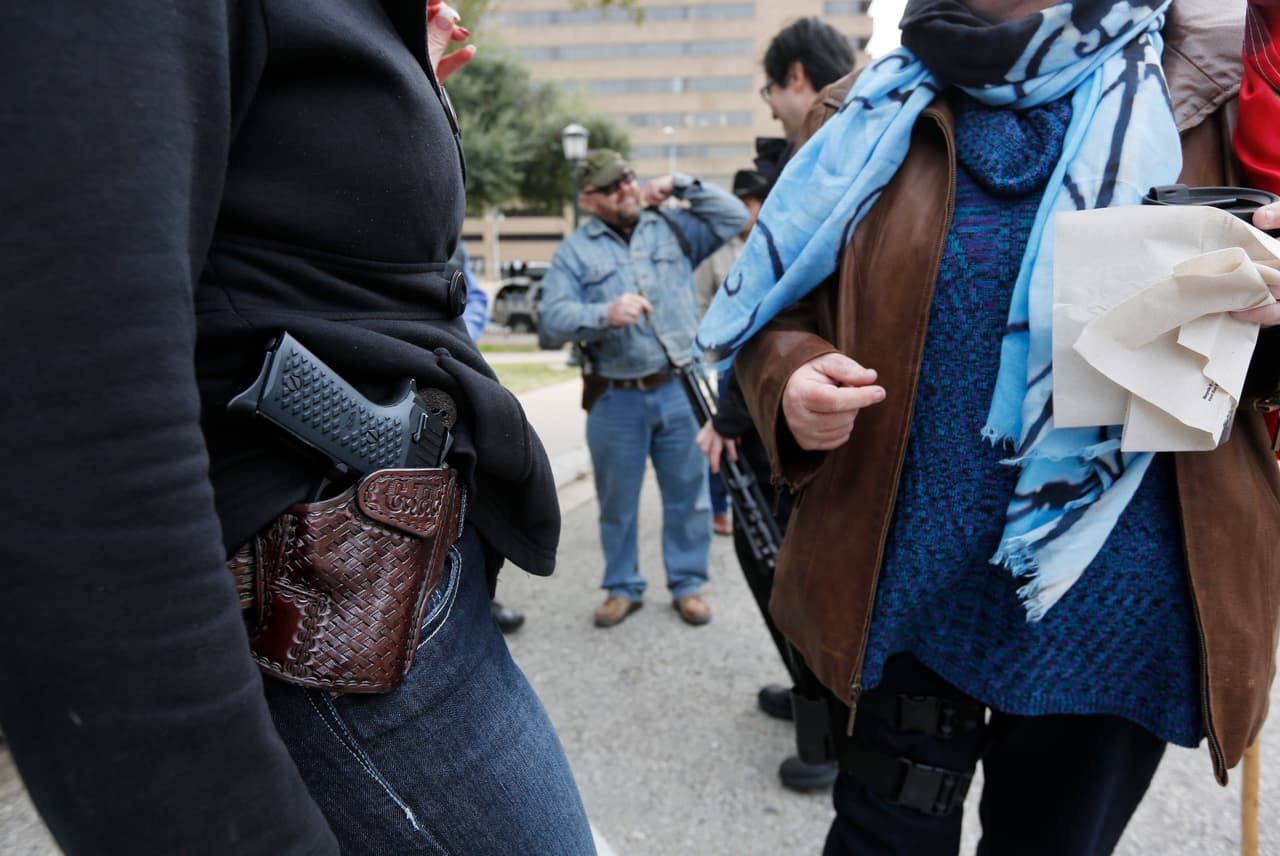 Decenas de activistas en favor del porte de armas se reunieron en el Capitolio de Texas el primer día del año para mostrar su apoyo a dicha legislación.