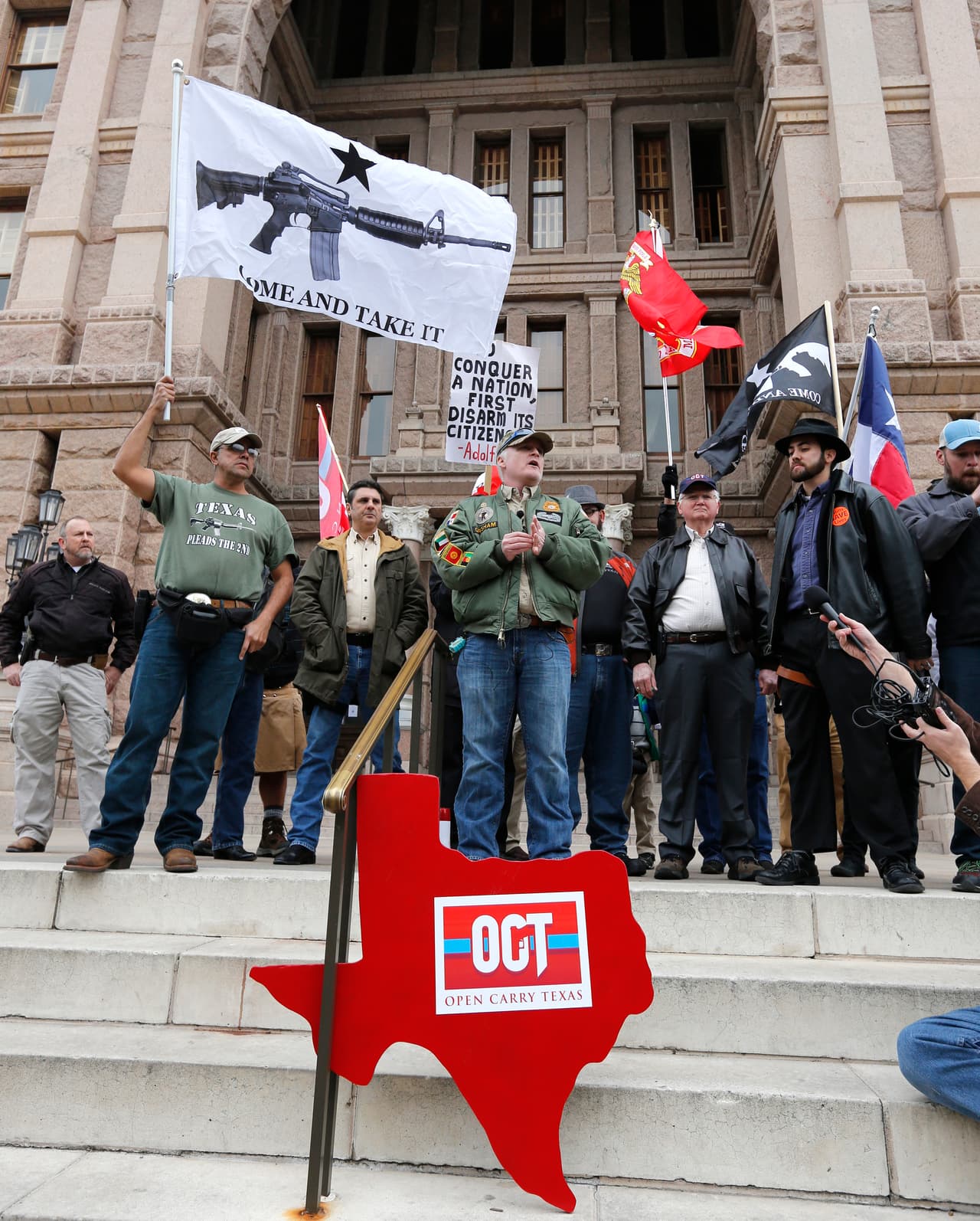 Decenas de activistas en favor del porte de armas se reunieron en el Capitolio de Texas el primer día del año para mostrar su apoyo a dicha legislación.