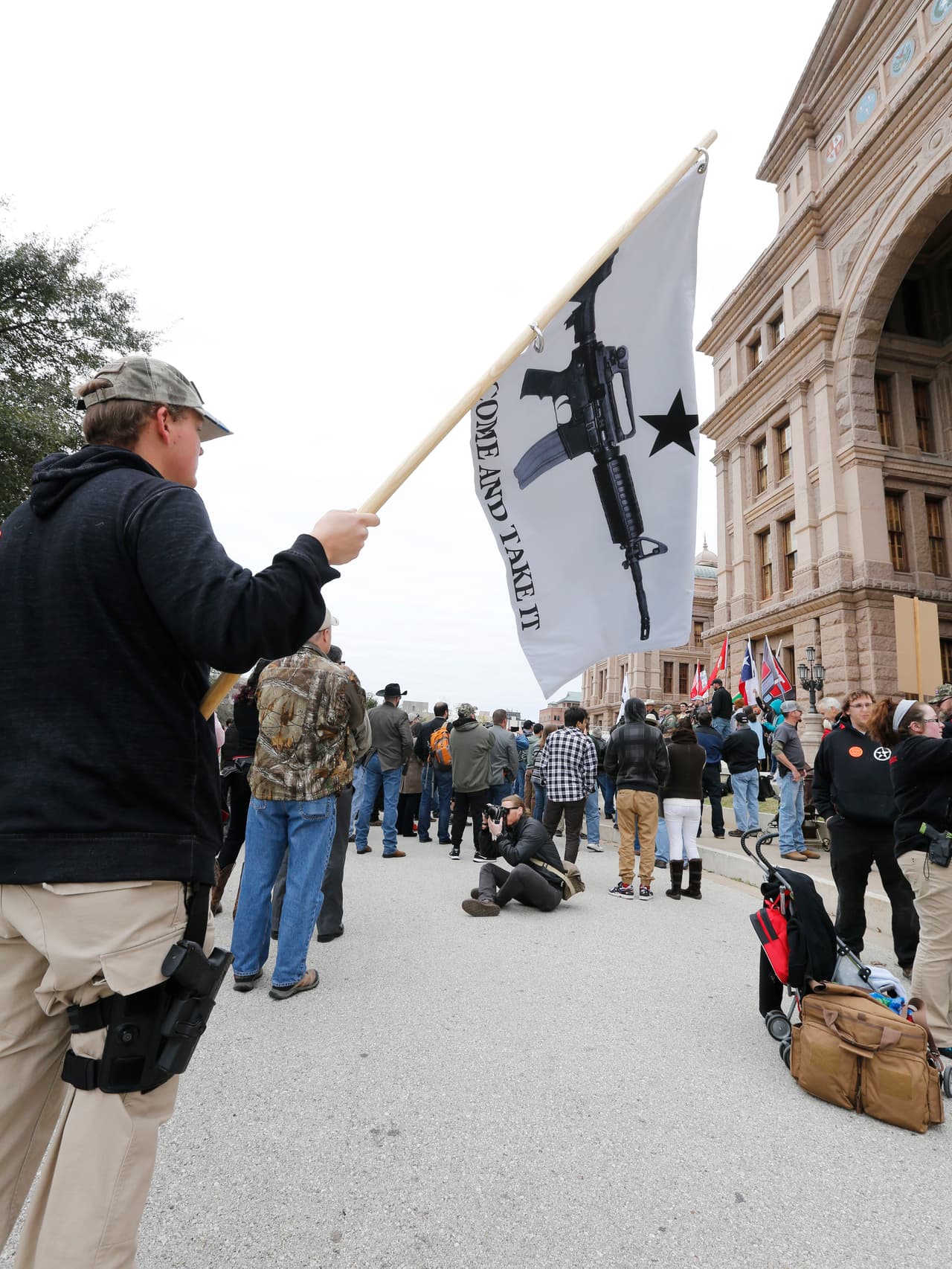 Decenas de activistas en favor del porte de armas se reunieron en el Capitolio de Texas el primer día del año para mostrar su apoyo a dicha legislación.