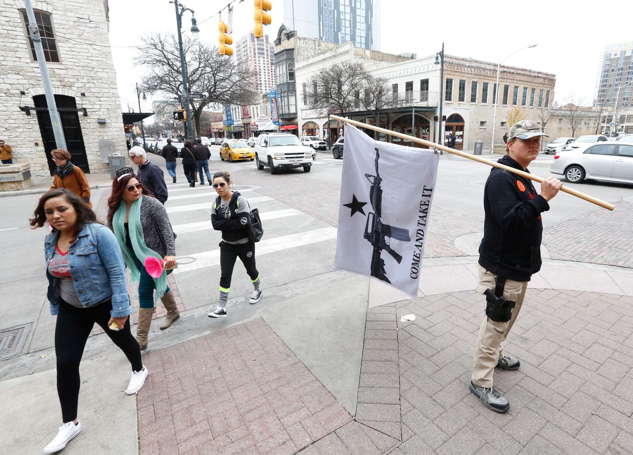 Decenas de activistas en favor del porte de armas se reunieron en el Capitolio de Texas el primer día del año para mostrar su apoyo a dicha legislación.