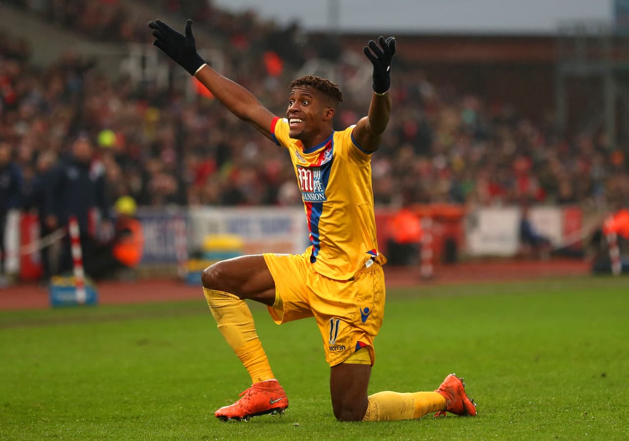 El atacante Wilfried Zaha, de Costa de Marfil y nacionalizado inglés, fue protagonista de varios escándalos por la fama de galán del jugador del Crystal Palace, pero tomó mucha fuerza una que relacionó la novia de un colega.