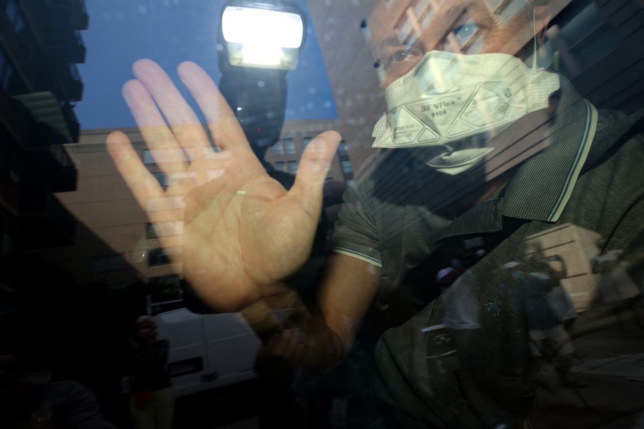 <b>Defendió en campaña a su esposa.</b> Emhoff defendió ferozmente a su esposa de los ataques, tanto físicos como virtuales. En junio de 2019, un hombre subió a un escenario en un foro donde Harris estaba hablando y le quitó el micrófono de la mano. Una de las personas que se enfrentó al intruso y ayudó a sacarlo del escenario fue Emhoff.
<br>