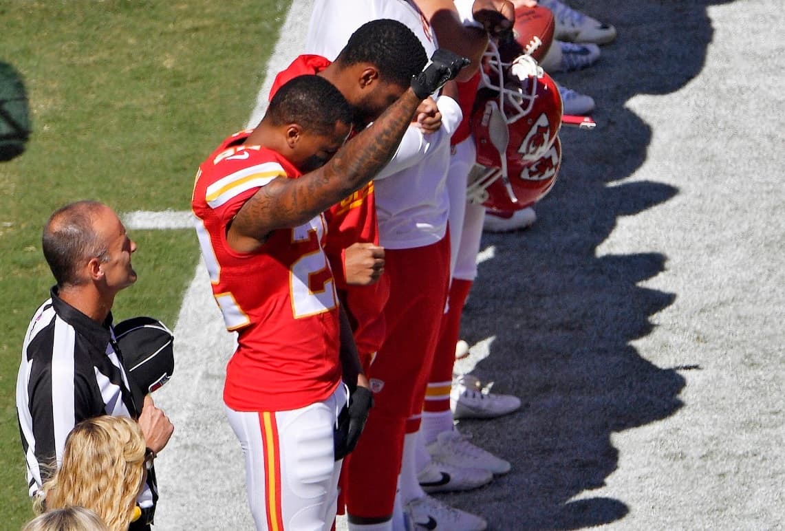 En el primer juego de la temporada de los Kansas City Chiefs también entrelazaron sus brazos y el jugador Marcus Peters fue quien levantó el puño.