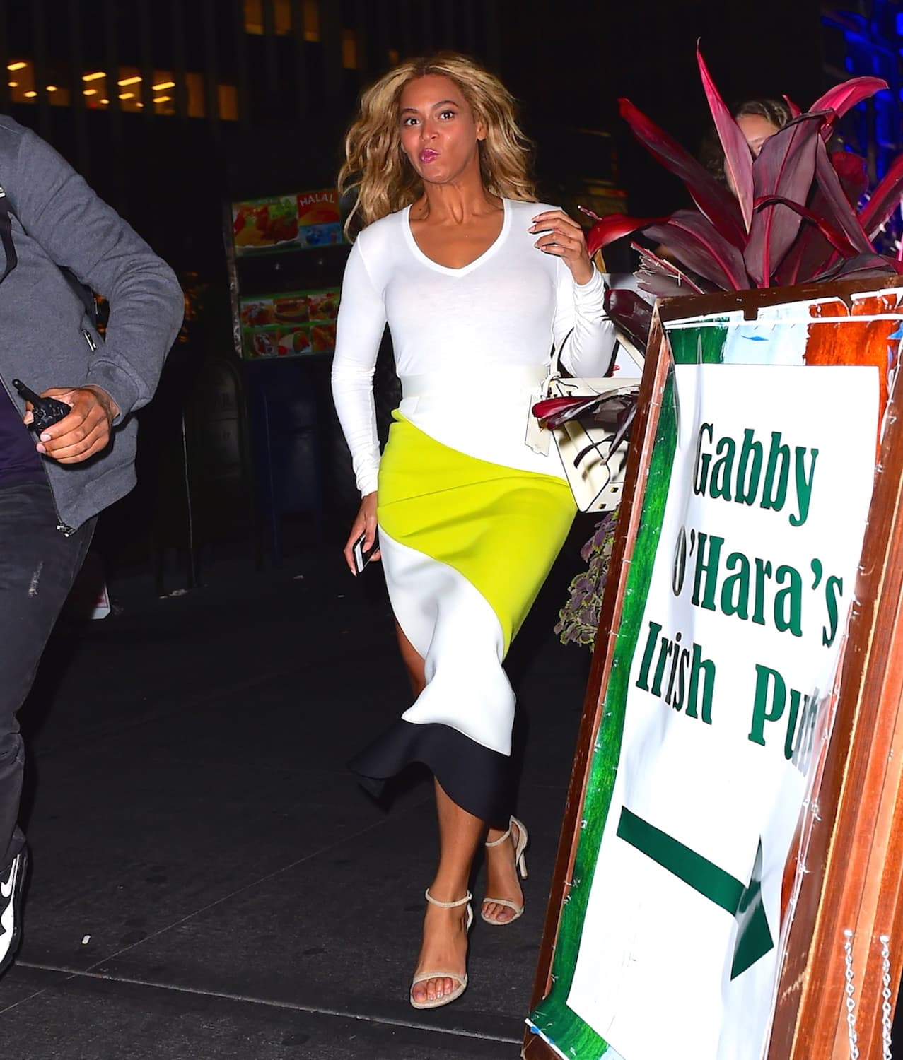 En otras ocasiones se ha dejado ver sin maquillaje y en peores atuendos y no pone esas caras.