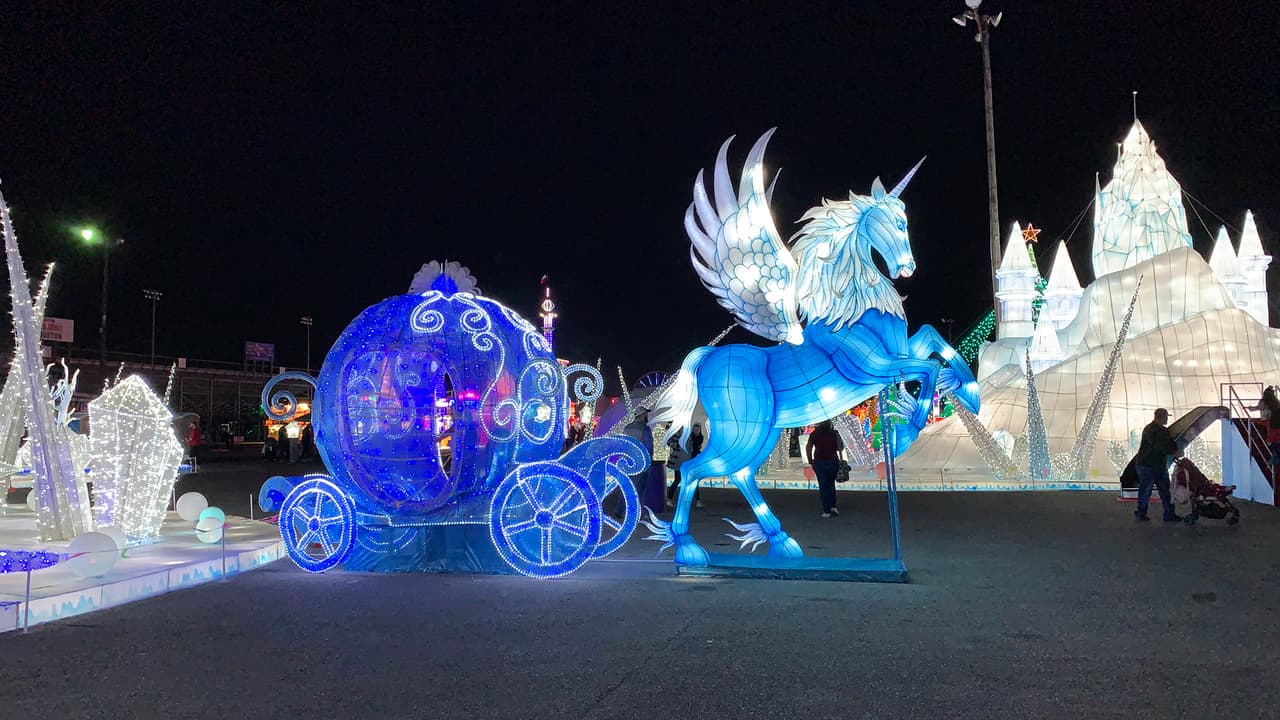 Proviene de un pueblo de China donde hacen este tipo de celebraciones con
<a href="https://www.univision.com/local/houston-kxln/luces-navidenas-moody-gardens-galveston-fotos">luces. </a>