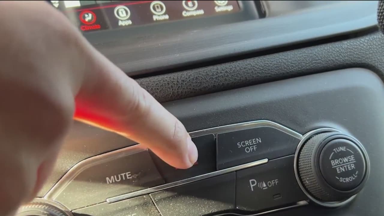 El oficial Meza detalló el procedimiento más seguro para prevenir un accidente que pudiera terminar en un incidente mortal. 
<br>
<br>Lo primero es siempre encender las luces de emergencia, para indicar a otros conductores que existe una situación en desarrollo y para hacer visible el carro.