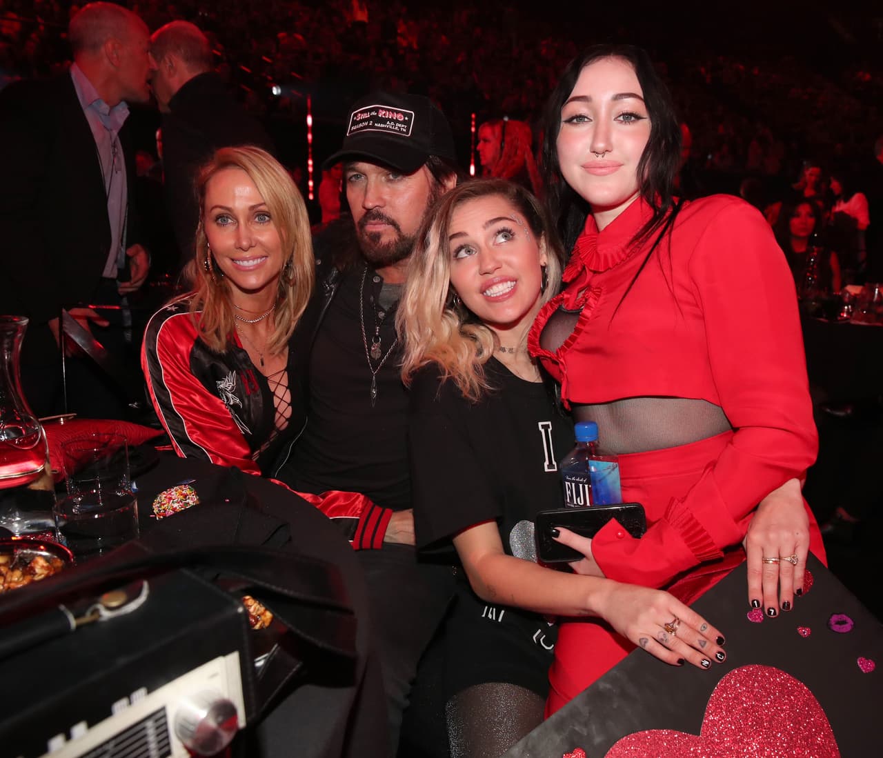 <b>Miley Cyrus</b>, hija de Billy Ray Cyrus, quien también es cantautor, es muy reconocido en el género de música 'country'.
<br>